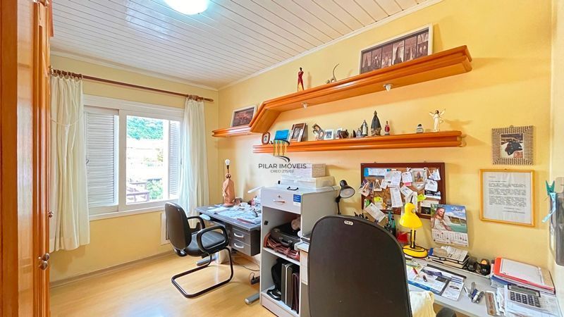 Casa de esquina com 285m², 3 dormitórios, sendo 1 suites, 4 vagas - amplo pátio 