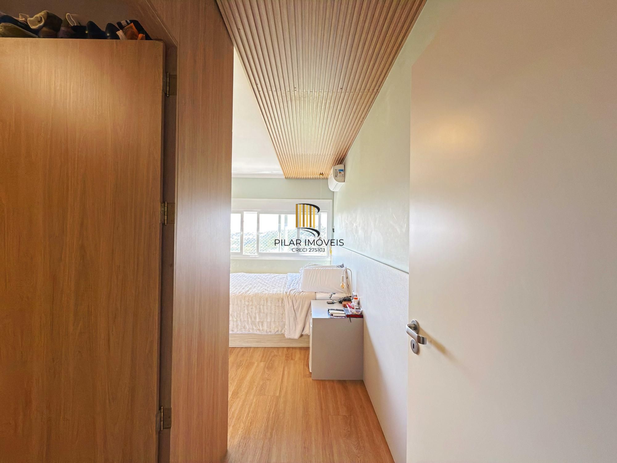 Linda residência com  3 dormitórios, sendo 1 suíte, com Linda Vista do Bairro.