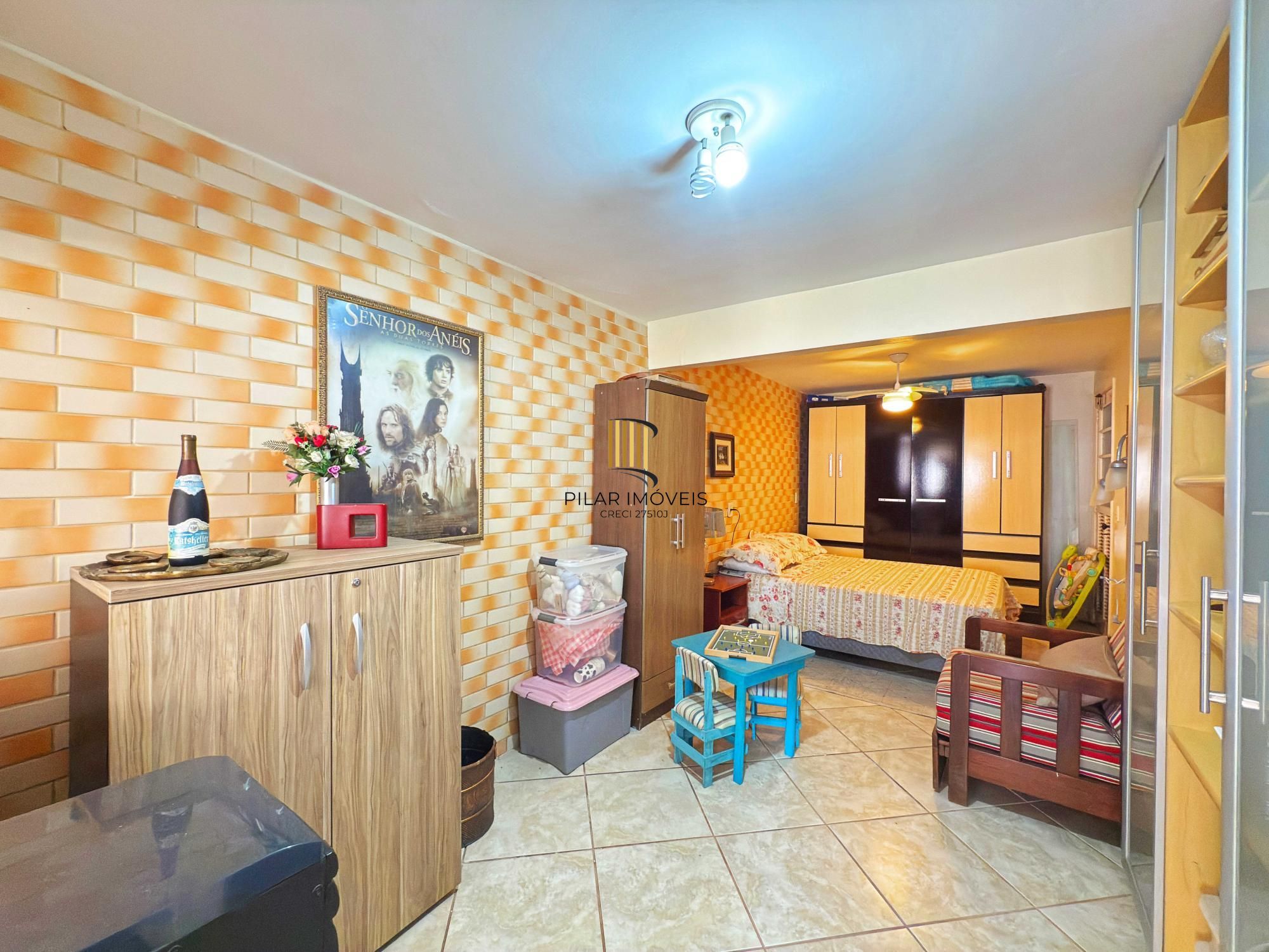 Ótima residência com 4 dormitórios, lareira e piscina no coração do bairro Tristeza.