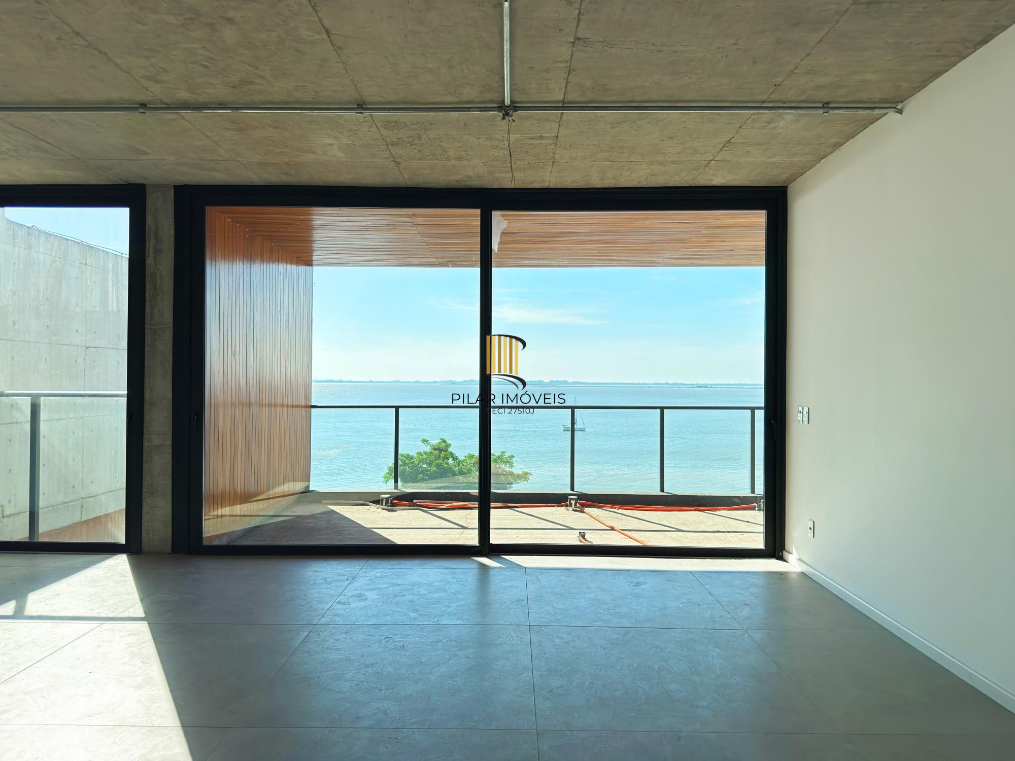 Belíssimo apartamento com 230,6m2, 3 suítes e 4 vagas de garagem. Projeto diferenciado e vista deslumbrante para o pôr do sol do Guaíba.