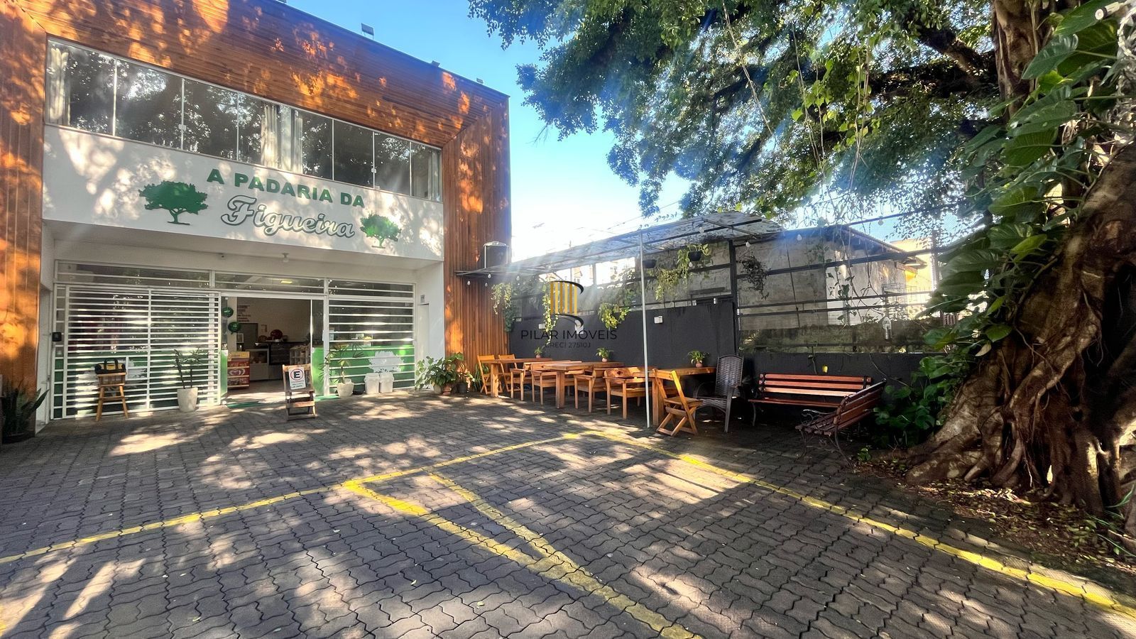 Vendo prédio comercial com 01 loja e 02 apartamentos. Excelente para investiment