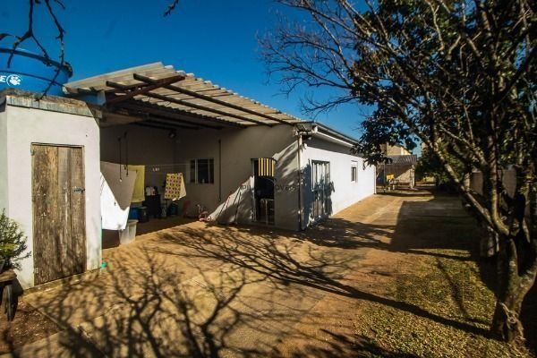 Casa em Porto Alegre, no bairro Vila Nova, com 6 dormitório(s), e 6 banheiros, à