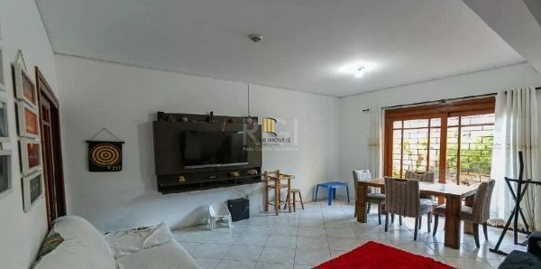 Casa em Porto Alegre, no bairro Cavalhada, com 5 dormitório(s), e 5 banheiros, à