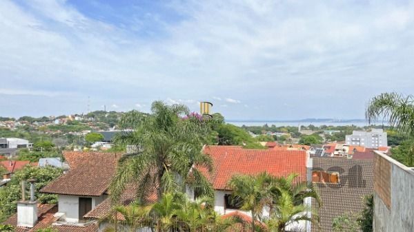 Casa em Porto Alegre, no bairro Ipanema, com 3 dormitório(s), à venda.