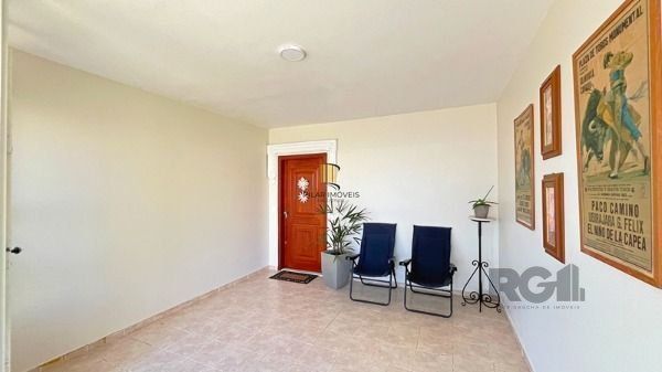 Casa em Porto Alegre, no bairro Nonoai, com 4 dormitório(s), à venda.