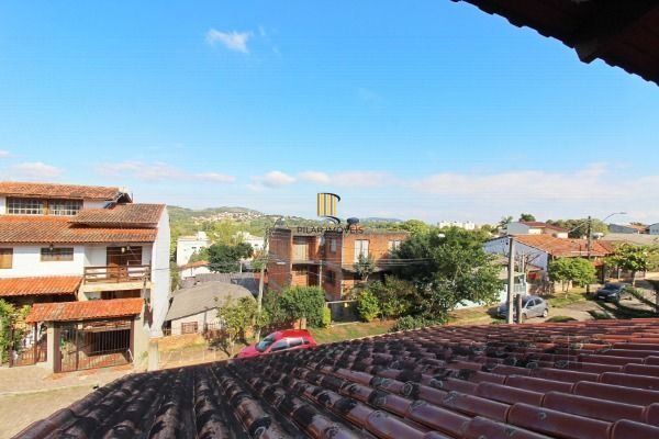 Sobrado em Porto Alegre, no bairro Vila Nova, com 3 dormitório(s), e 3 banheiros