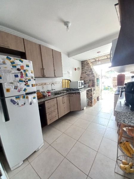 Casa em Porto Alegre, no bairro Guarujá, com 2 dormitório(s), e 2 banheiros, à v