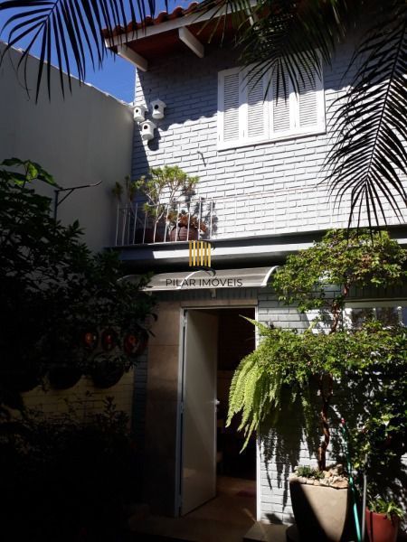 Sobrado em Porto Alegre, no bairro Hípica, com 3 dormitório(s), e 3 banheiros, à