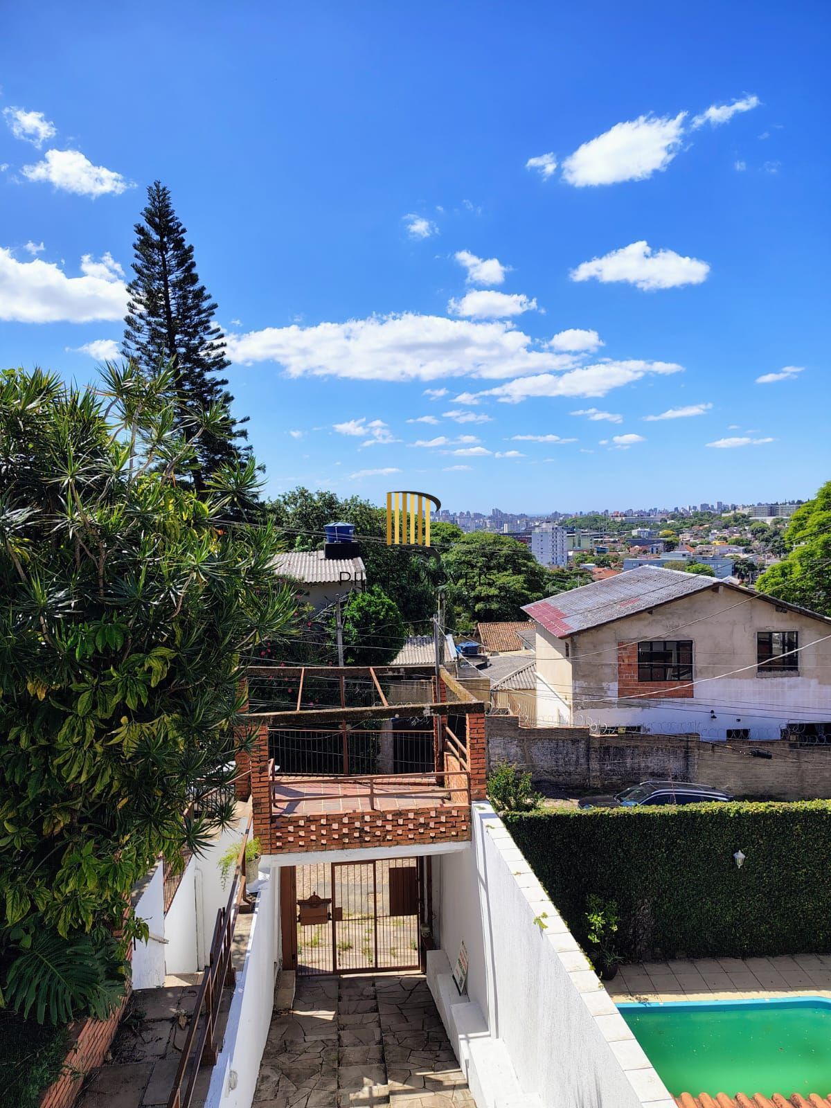 Residência com 3 dormitórios sendo 1 suíte á venda bairro Medianeira