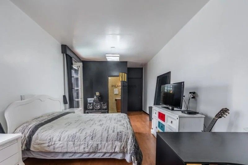 Belíssima casa de esquina, em estilo colonial com 277m2 de área privativa, terreno com 1014m2, 4 dormitórios e 3 suítes.