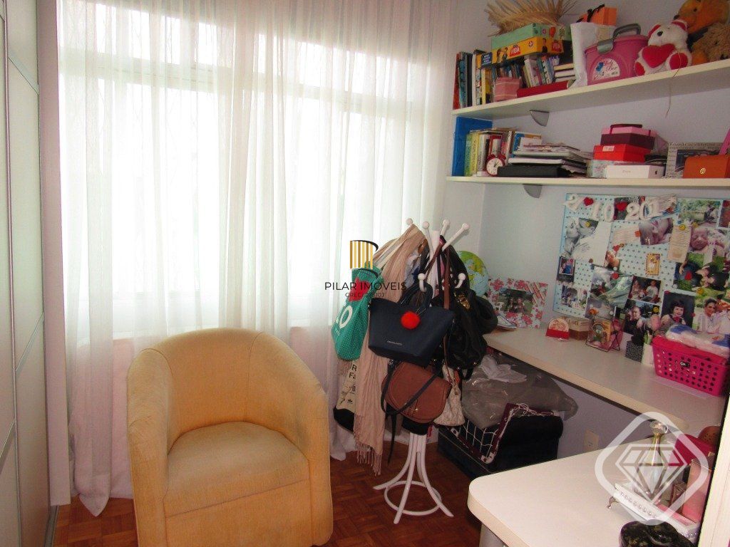 Ótima residência com 4 dormitórios, lareira e piscina no coração do bairro Tristeza.