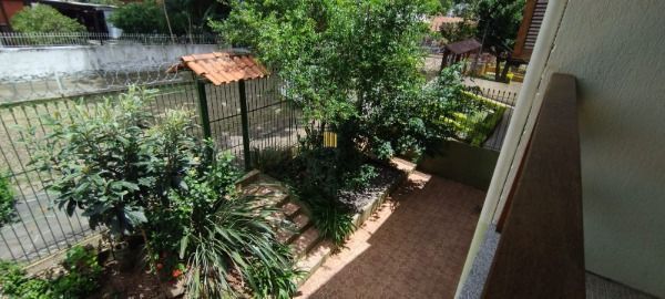 Casa em Porto Alegre, no bairro Nonoai, com 6 dormitório(s), e 6 banheiros, à ve