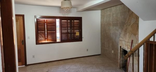 Sobrado em Porto Alegre, no bairro Vila Nova, com 3 dormitório(s), e 3 banheiros