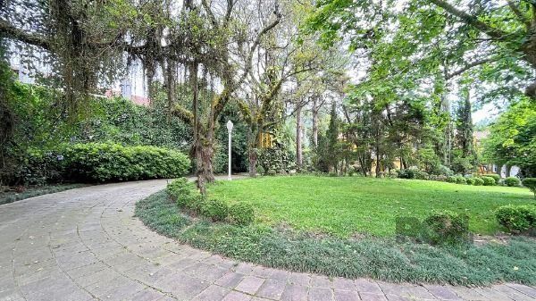 Casa em Porto Alegre, no bairro Pedra Redonda, com 7 dormitório(s), e 7 banheiro