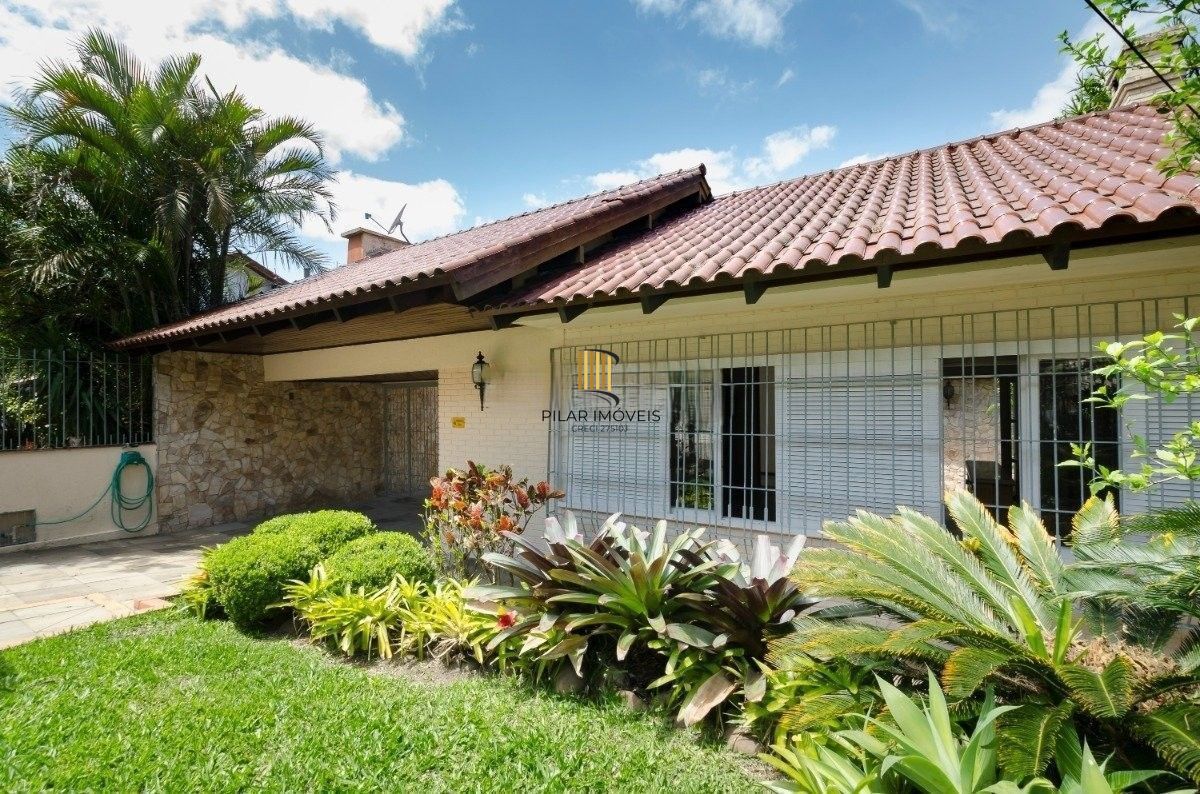 Excelente residência térrea com 272m² de área privativa, com 4 domritórios e 6 vagas de garagem, localizada no bairro Vila Assunção.