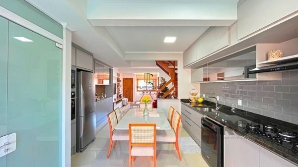 Casa em Porto Alegre, no bairro Guarujá, com 3 dormitório(s), e 3 banheiros, à v