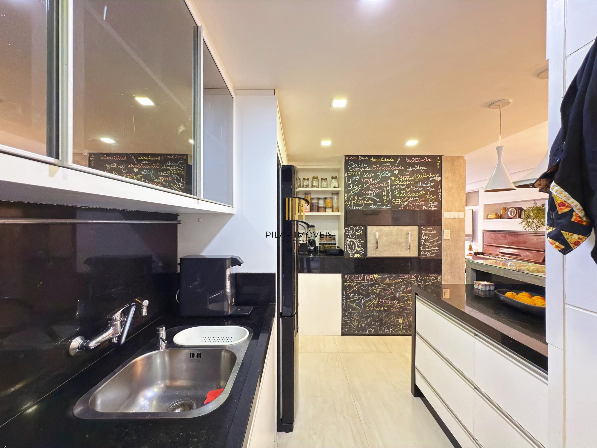 Casa de Condomínio 3 dormitórios no bairro Pedra Redonda