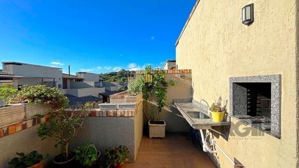 Casa Condominio em Porto Alegre, no bairro Guarujá, com 2 dormitório(s), e 2 ban