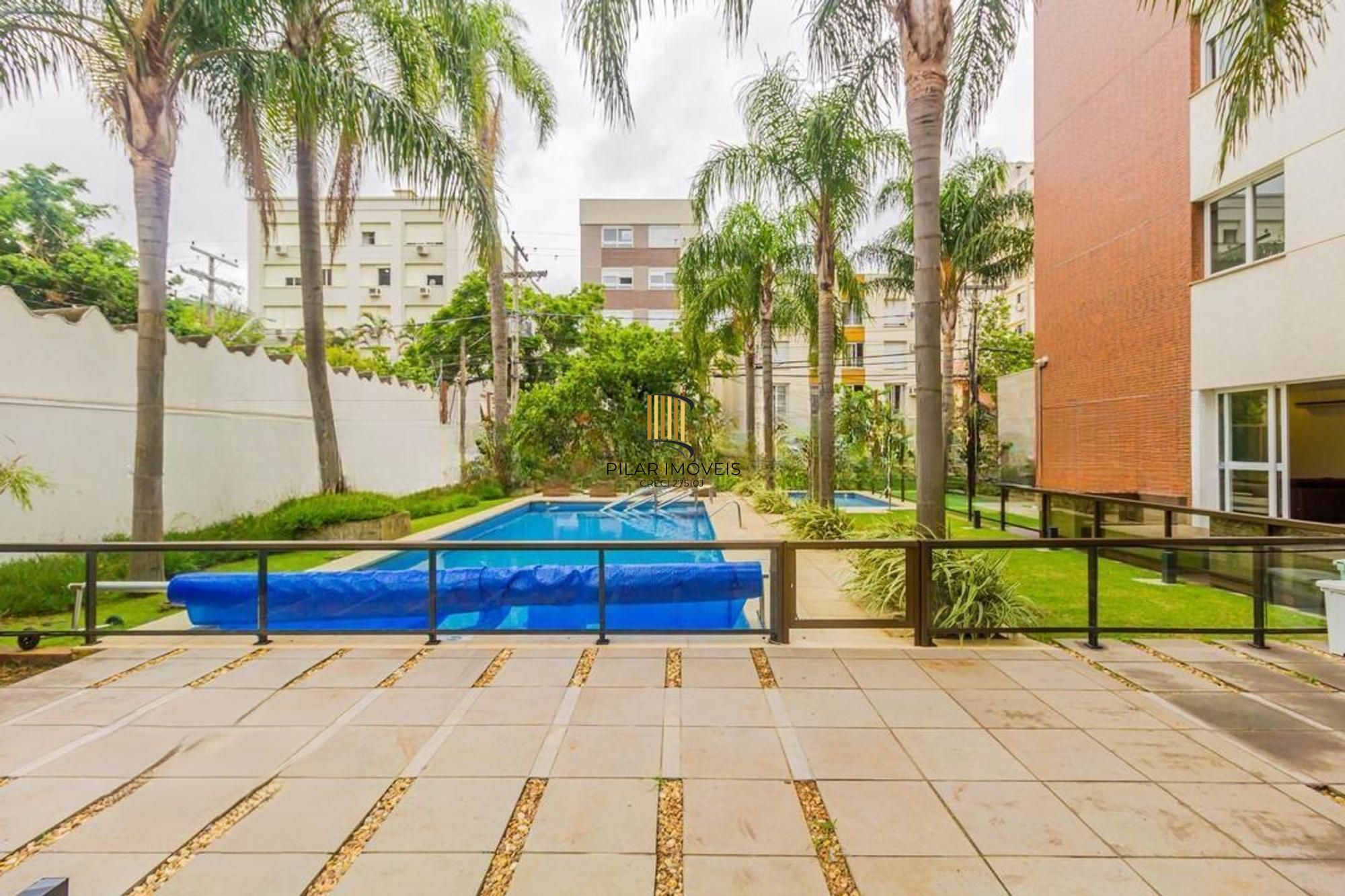 Apartamento semi mobiliado, 2 dormitórios, 1 suíte e 1 vaga de garagem coberta no bairro Menino Deus em Porto Alegre.