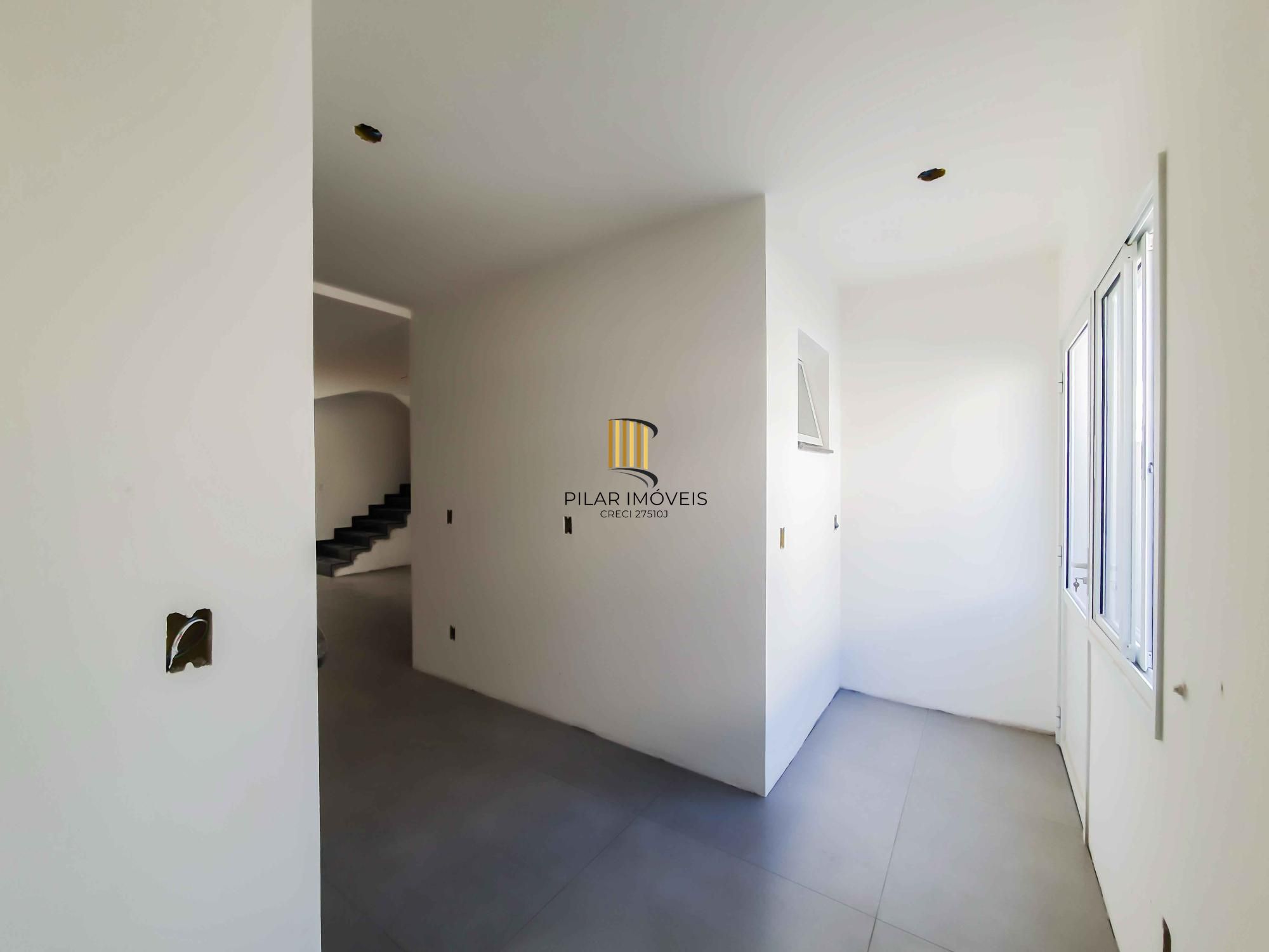 Casa em condomínio 4 D, sendo um dormitório no térreo, 168 m², garagem coberta