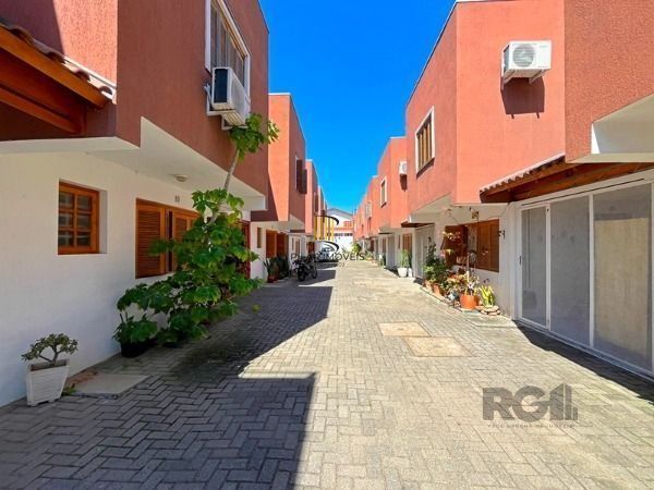Casa Condominio em Porto Alegre, no bairro Tristeza, com 3 dormitório(s), e 3 ba