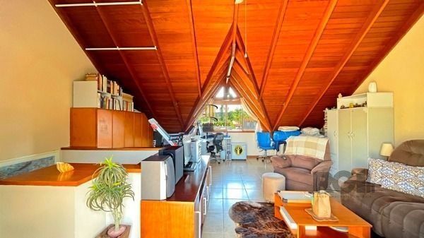 Casa em Porto Alegre, no bairro Ipanema, com 3 dormitório(s), e 3 banheiros, à v