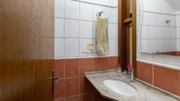 Casa em Porto Alegre, no bairro Ipanema, com 3 dormitório(s), e 3 banheiros, à v