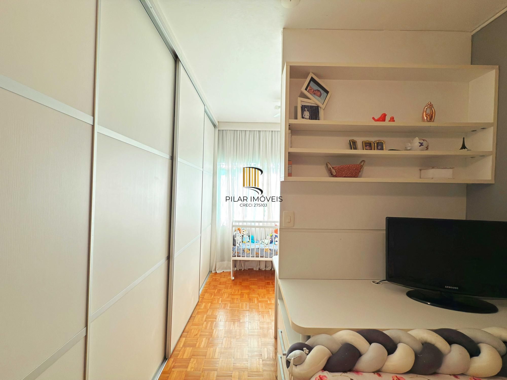 Ótima residência com 4 dormitórios, lareira e piscina no coração do bairro Tristeza.