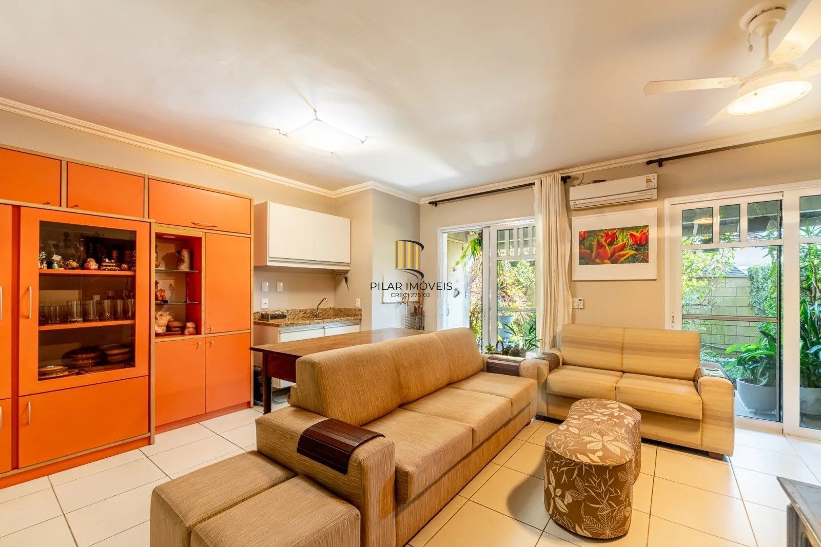 Belíssima casa em condomínio com 218,3m² com 4 dorm., 2 suítes e 2 vagas. Situada no charmoso Residencial Terra Mater.