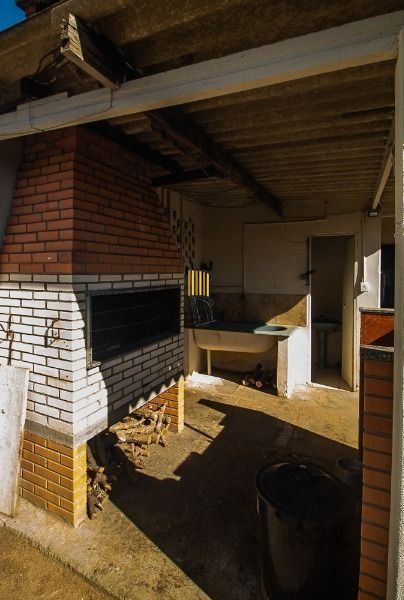 Casa em Porto Alegre, no bairro Vila Nova, com 6 dormitório(s), e 6 banheiros, à