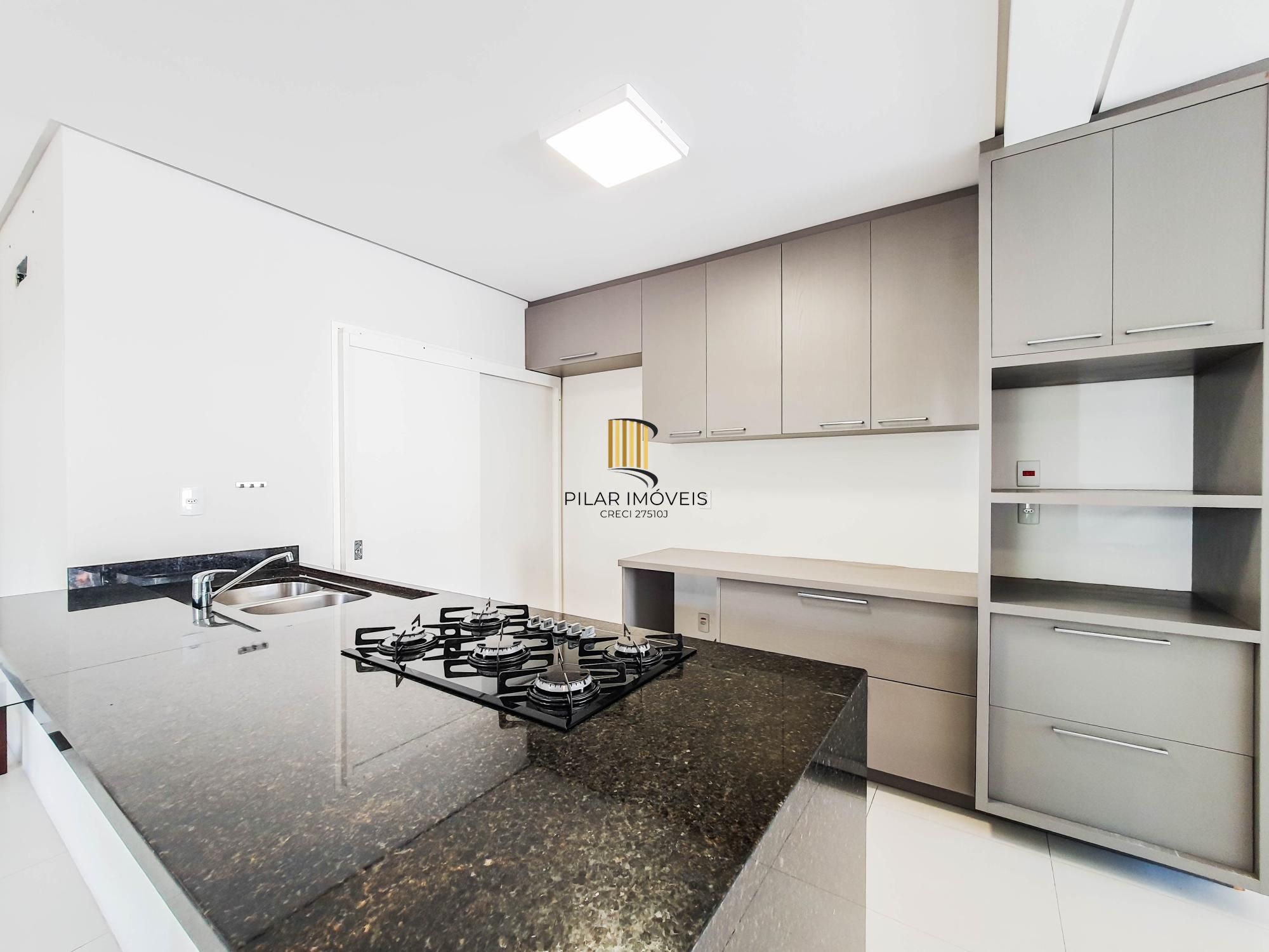 Linda casa Térrea em Condomínio, 3 suítes, 3 vagas cobertas, pátio com Piscina!