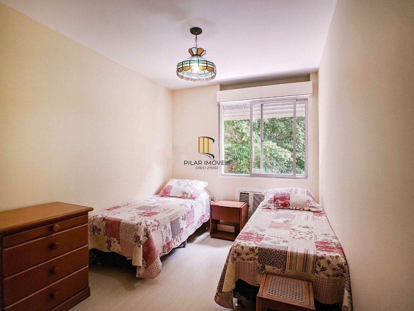 Apartamento à venda no bairro Menino Deus. Localizado em frente ao Parque Marinha do Brasil. O imóvel conta com 2 dormitórios e 1 vaga coberta.