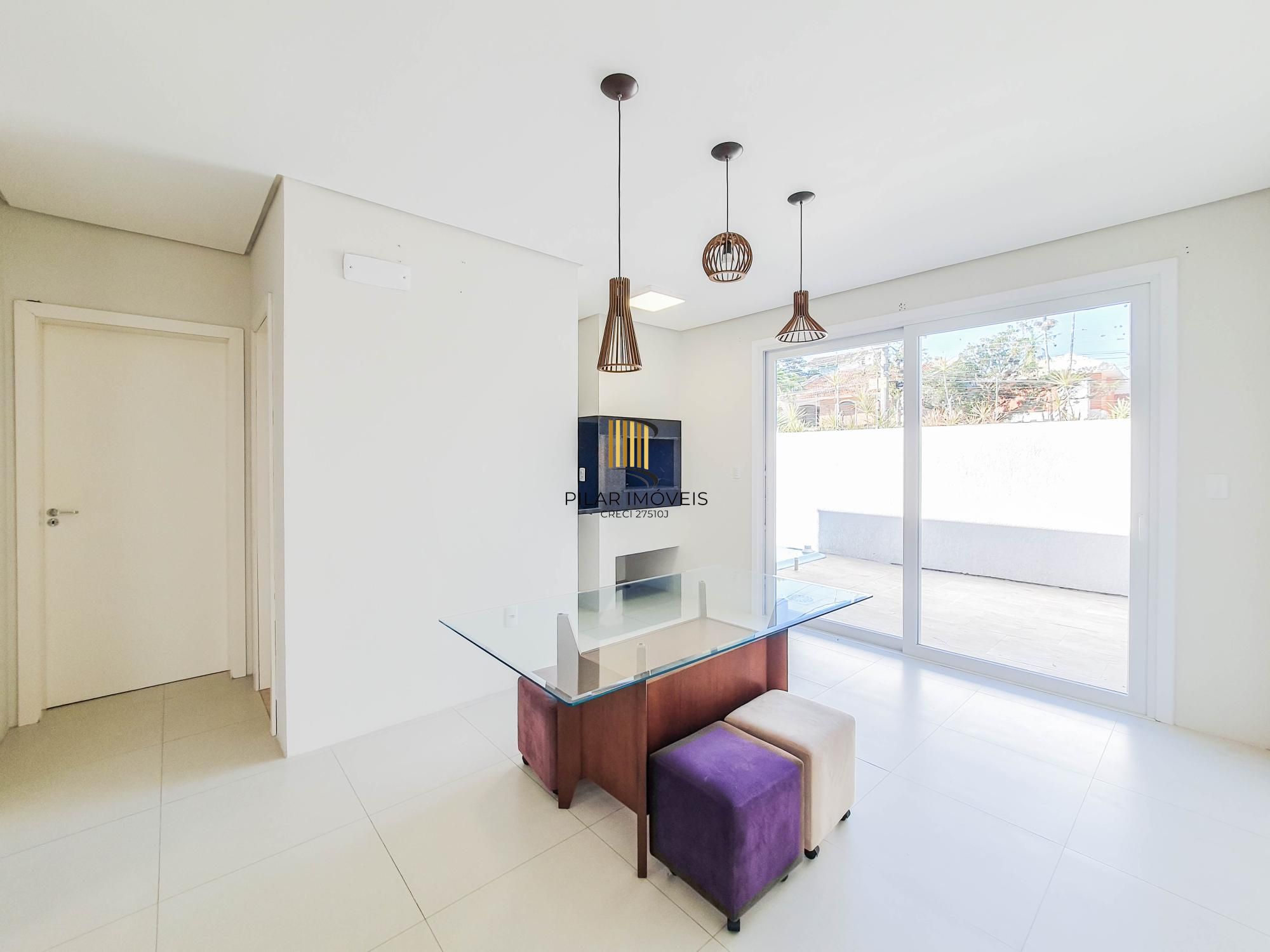 Linda casa Térrea em Condomínio, 3 suítes, 3 vagas cobertas, pátio com Piscina!