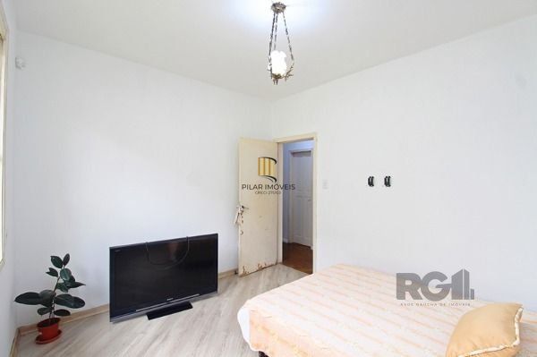 Casa em Porto Alegre, no bairro Ipanema, com 4 dormitório(s), e 4 banheiros, à v