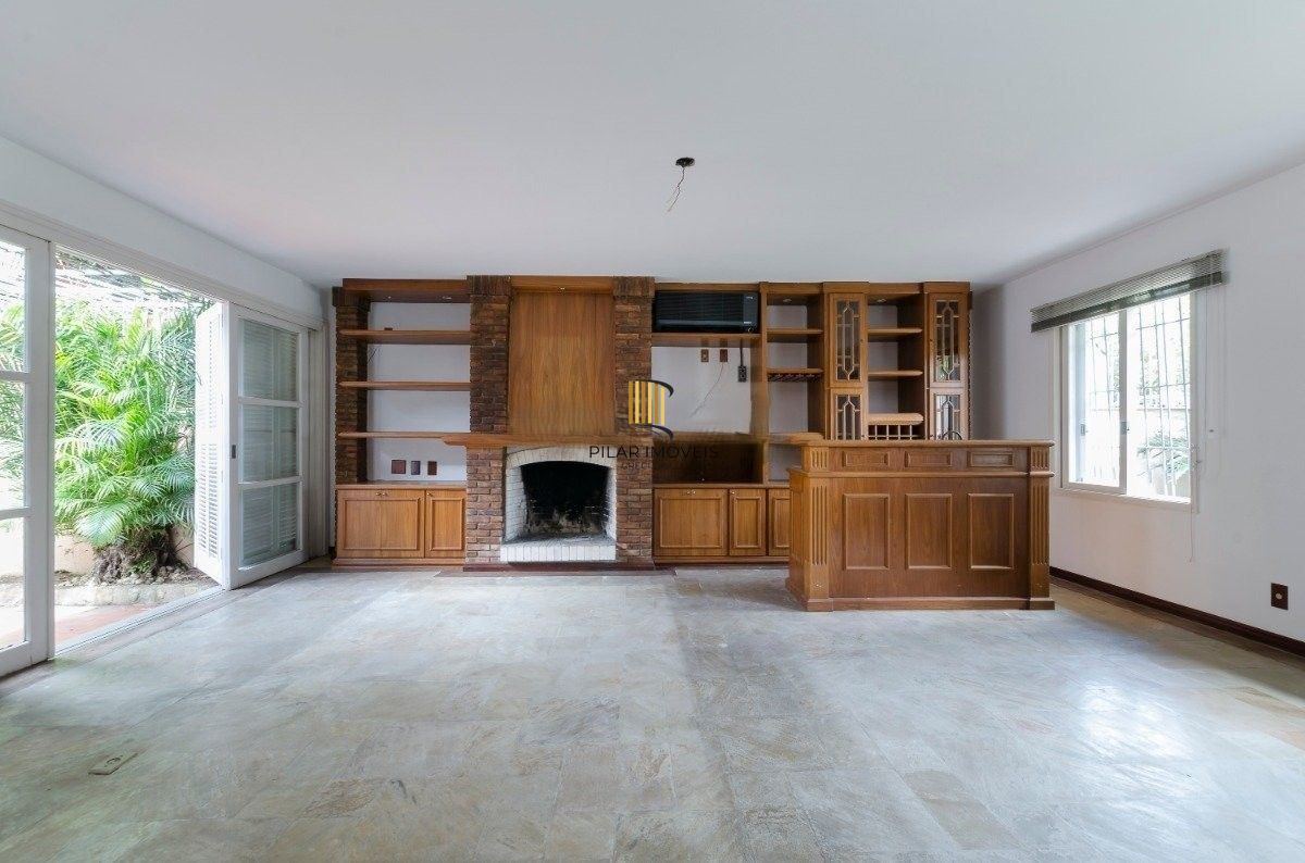 Excelente residência térrea com 272m² de área privativa, com 4 domritórios e 6 vagas de garagem, localizada no bairro Vila Assunção.