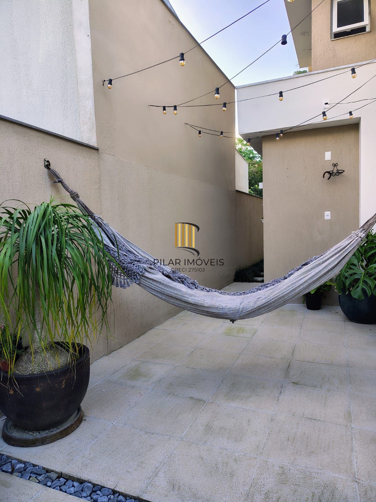 Espetacular Casa de Condomínio com 3 suítes, Piscina com aquecimento