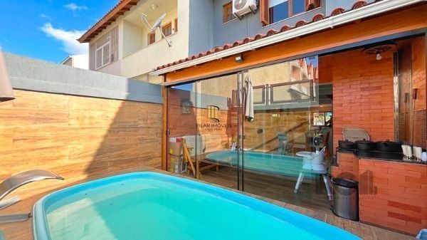 Casa em Porto Alegre, no bairro Guarujá, com 3 dormitório(s), e 3 banheiros, à v