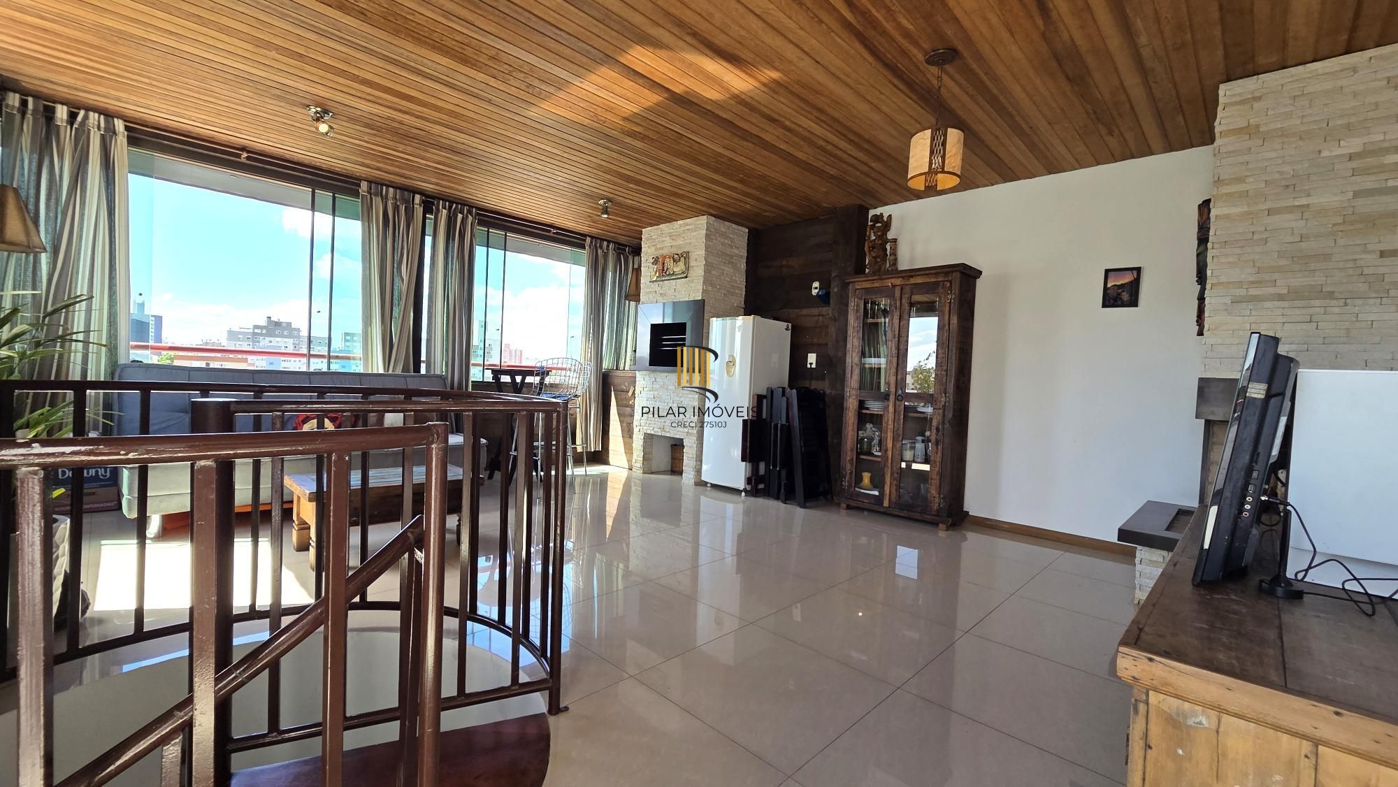 Cobertura duplex com 2 dormitórios e 1 vaga de garagem no bairro Menino Deus – 108,7 m² privativos