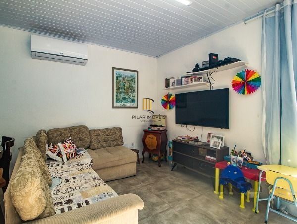 Casa em Porto Alegre, no bairro Vila Nova, com 6 dormitório(s), e 6 banheiros, à