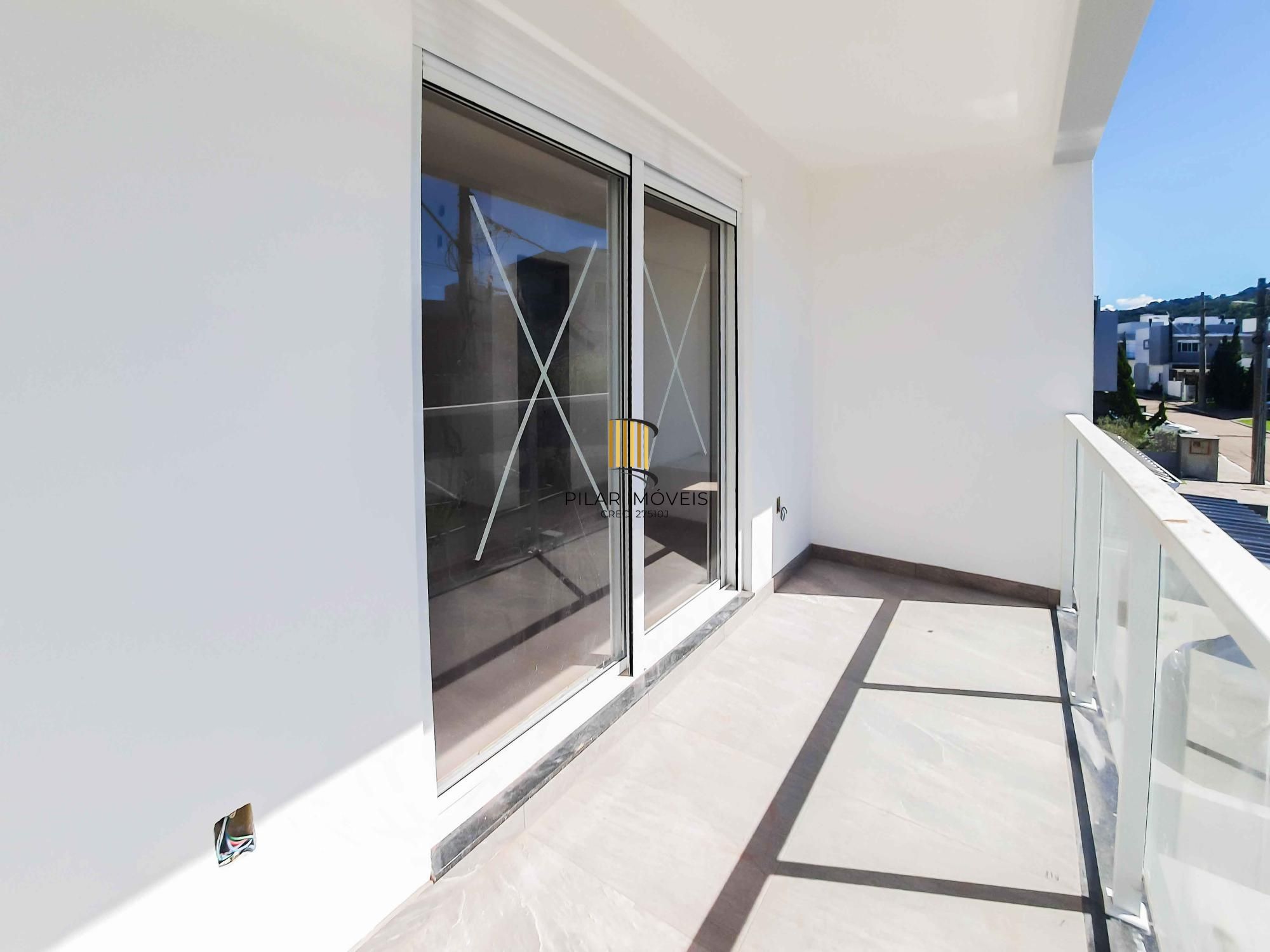 Casa em condomínio 4 D, sendo um dormitório no térreo, 168 m², garagem coberta