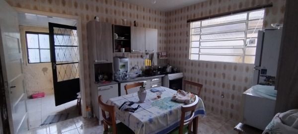 Casa em Porto Alegre, no bairro Vila Nova, com 2 dormitório(s), e 2 banheiros, à