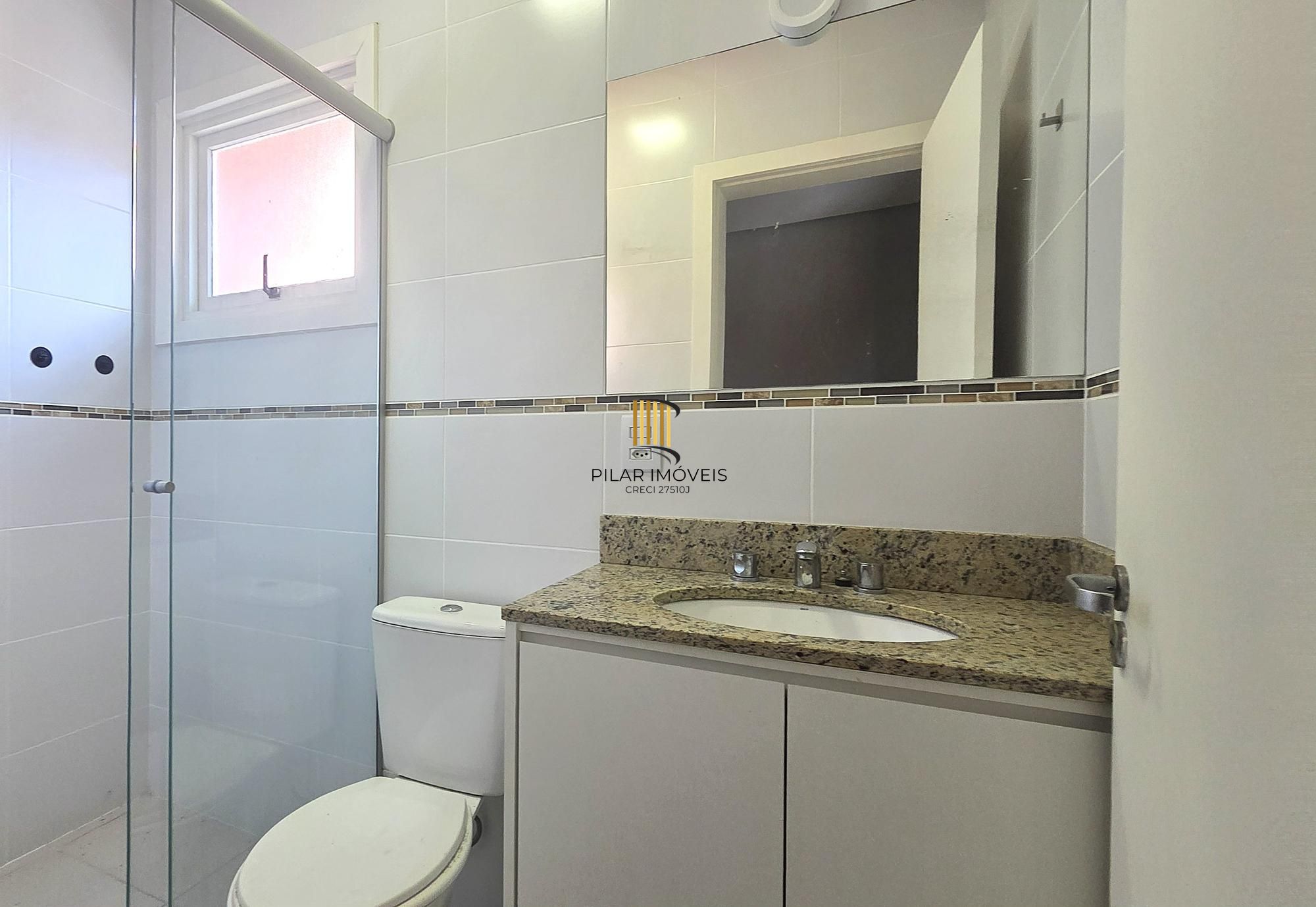 Excelente casa em condomínio fechado, com 252 m² de área privativa, com 4 dormitórios, 1 suíte e 2 vagas de garagem.