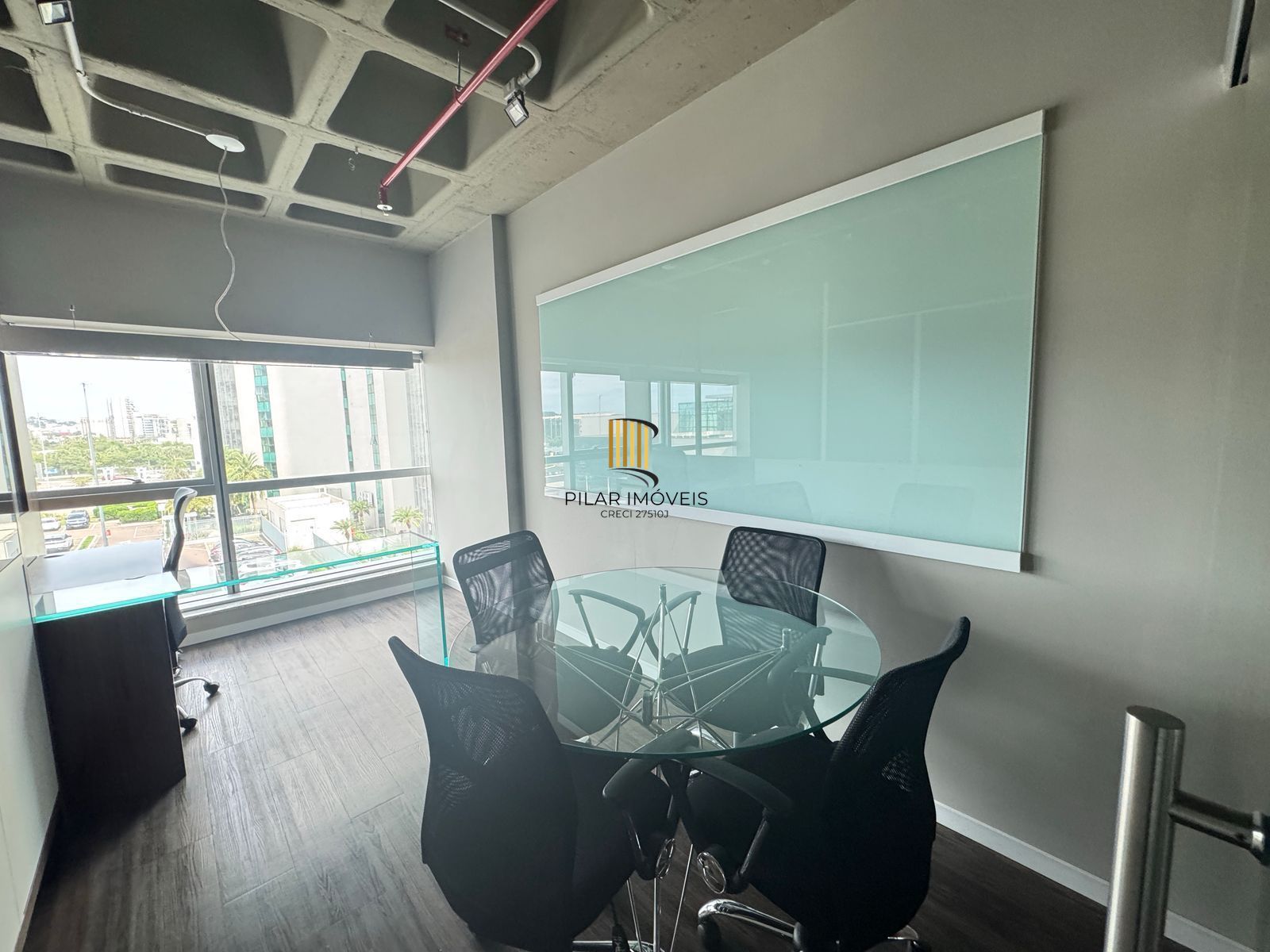 sala comercial finamente mobiliada