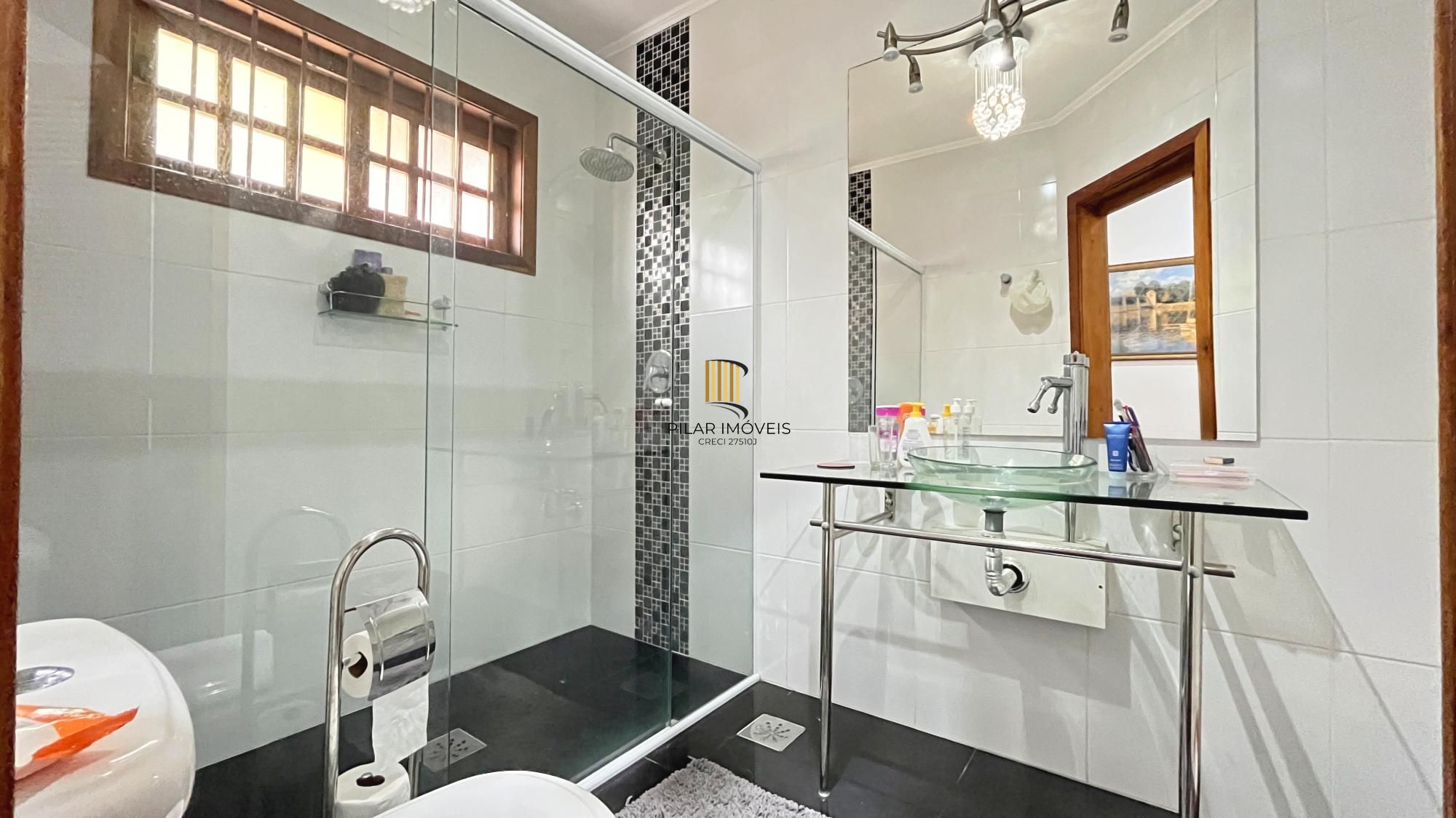 Casa 3D com 2 suítes e piscina.