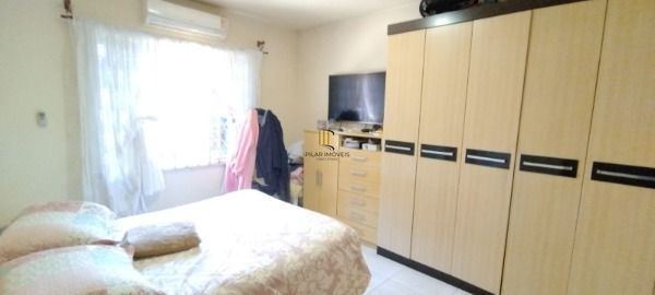 Casa em Porto Alegre, no bairro Camaquã, com 2 dormitório(s), e 2 banheiros, à v