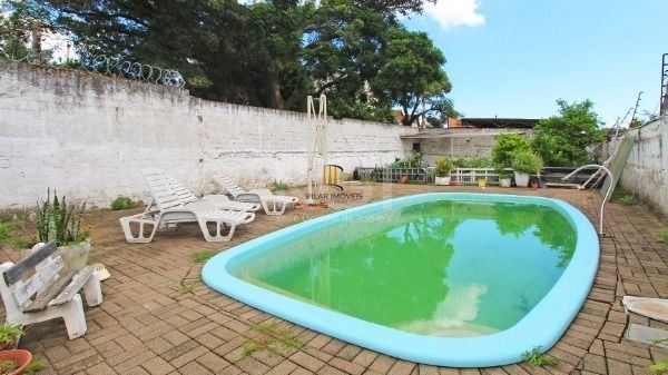 Casa bairro Medianeira, com 3 dormitórios, 2 banheiros, com piscina para venda.