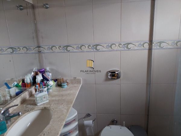 Sobrado em Porto Alegre, no bairro Espírito Santo, com 3 dormitório(s), e 3 banh