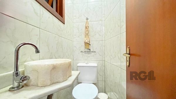 Casa em Porto Alegre, no bairro Ipanema, com 3 dormitório(s), e 3 banheiros, à v