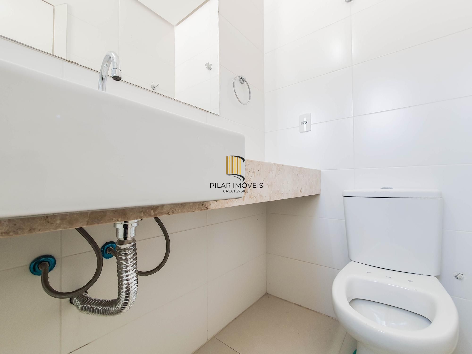 Linda casa Térrea em Condomínio, 3 suítes, 3 vagas cobertas, pátio com Piscina!