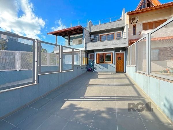 Casa em Porto Alegre, no bairro Guarujá, com 3 dormitório(s), e 3 banheiros, à v